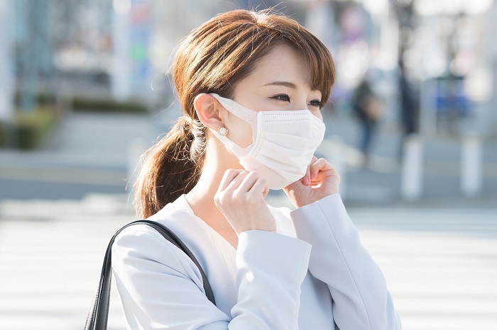 Mengenakan masker wajah di ruang publik bisa membantu mengurangi risiko pajanan atau penularan virus. (Foto : Instagram @pleasure_2k2k)