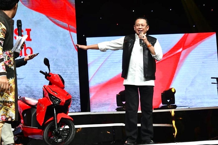  Motor  Listrik  Bertandatangan Presiden Jokowi  Laku Rp 2 550 