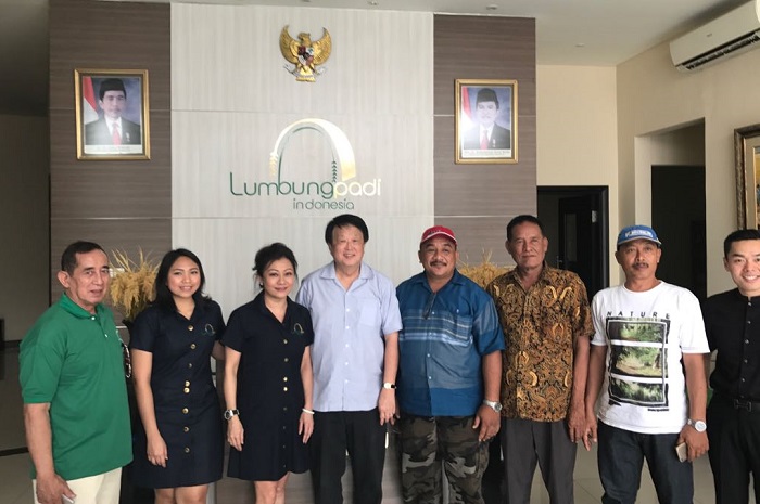 Fara Luwia dan Chairman and CEO of Wilmar International Kuok Kun Hong di pabrik Lumbung Padi Indonesia, Mojokerto, Jawa Timur pada Agustus 2017. /Dok. Lumbung Padi
