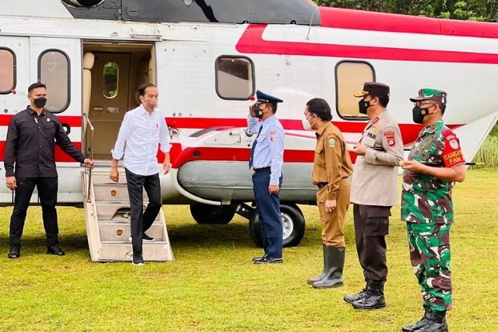 Presiden Joko Widodo lepas landas dengan menggunakan helikopter Super Puma TNI AU dari Pangkalan TNI AU Atang Sendjaja, Kabupaten Bogor. (Instagram.com/@sekretariat.kabinet)
