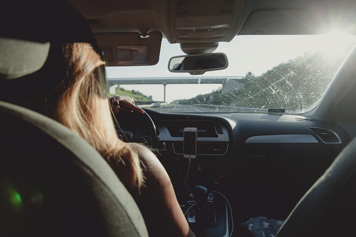 Tips perjalanan jauh naik mobil bagi perempuan. (Pexels.com/Peter Fazekas)
