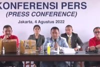 Kuasa hukum JNE, Hotman Paris Hutapea dalam konferensi pers di Jakarta. (Instagram.com/@jne_id)
