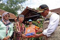 BNPB menyerakan dana stimulan bagi warga yang terdampak gempa bumi Sumedang. (Dok. BNPB)