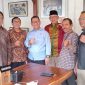 Ketum PWI DIY Hendry Ch. Bangun langsung meninjau lokasi yang akan dibangun Grha Pers Pancasila di Jalan Gambiran 45 Yogyakarta. (Dok. PWI)

