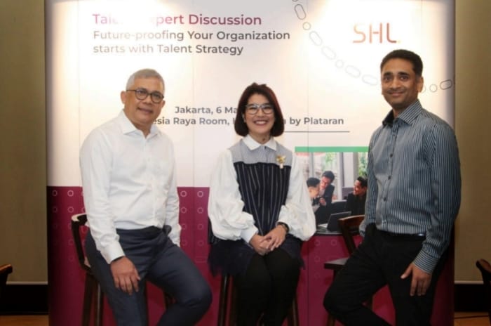Aldrin Matondang, Director SHL Indonesia (kiri), Marizca M. Tambunan, President Director SHL Indonesia (tengah) dan Himanshu Aggarwal, Chief Growth Officer SHL Global