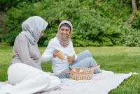 Memilih busana muslim untuk dikenakan memang tidak boleh sembarangan, agar tetap terlihat modis dan tidak melanggar syariat agama. (Dok. Pexels.com)