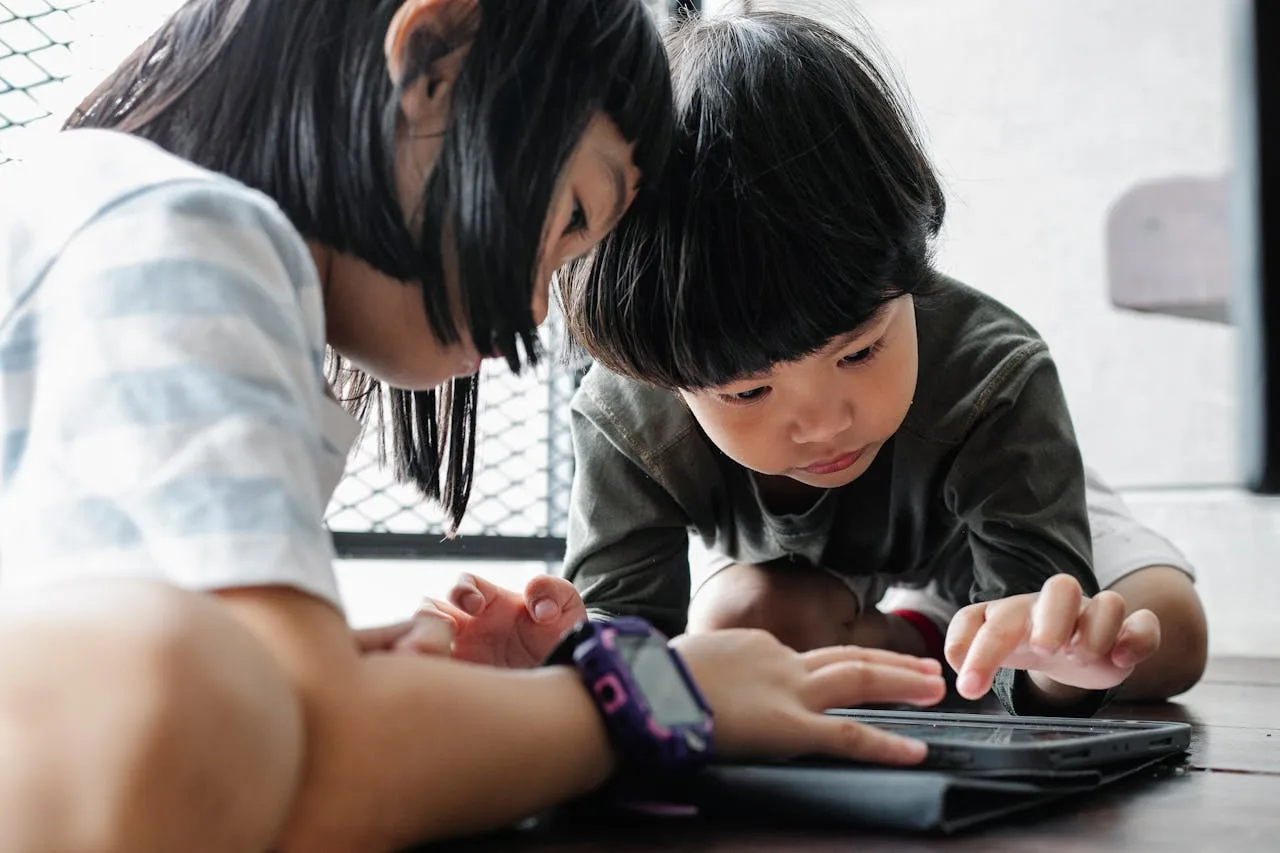 Cara Mencegah Kecanduan Digital pada Anak dengan Pendampingan dan Kesepakatan Keluarga